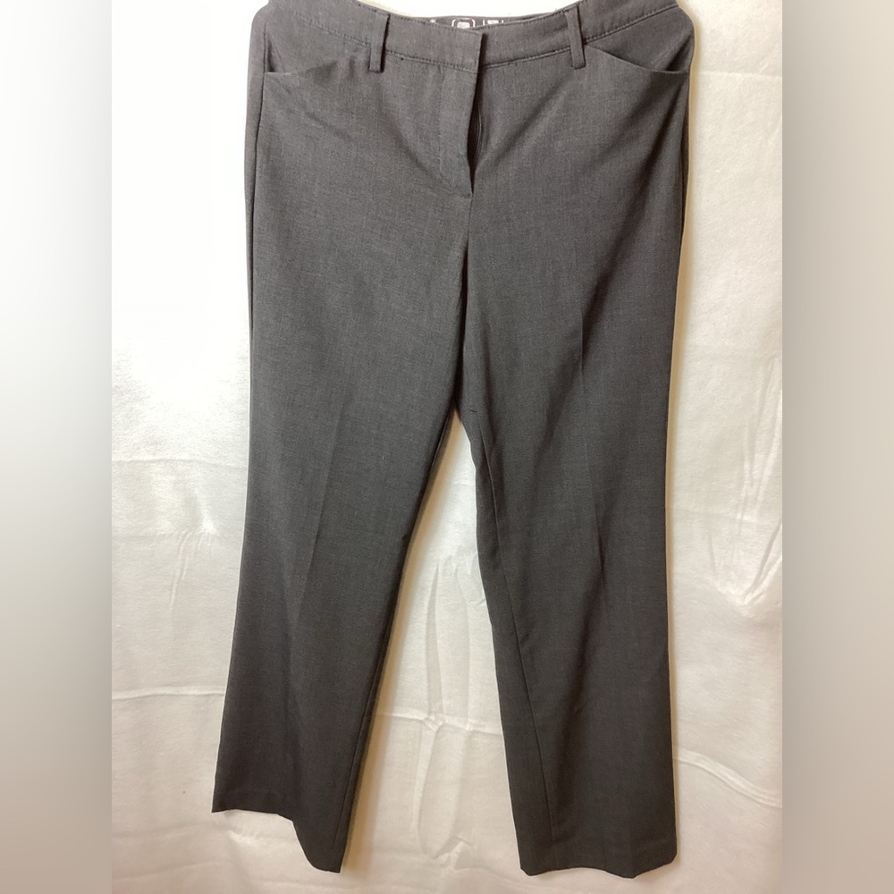 Bandolino women’s dress pants size 6 new without tags.          (A3)